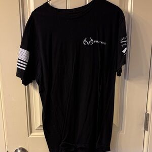 Grunt Style x Realtree Men’s Black Graphic Tee with Distressed American Flag